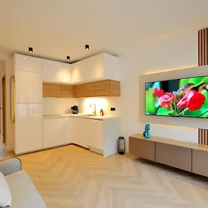 Apartment Monaco # Menton - 6 Persons - 2 Bedrooms - Full Renovated - Private Parking - Hypercenter - Clim - Beach And Sun, Menton